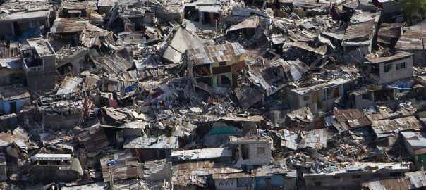 Destruição em um bairro pobre de Porto Príncipe, Haiti, depois do terremoto de 2010. Foto: ONU/Logan Abassi