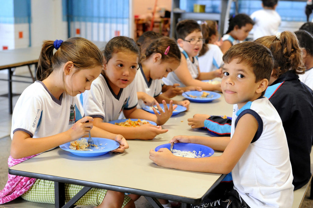 O Brasil tem compartilhado experiências exitosas que se tornaram referência — como o programa de alimentação escolar — especialmente em países da América Latina, Caribe e África. Foto: Flickr/Prefeitura de Bertioga/Dirceu Mathias.