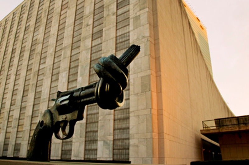 'Não Violência', escultura de Carl Fredrik Reuterswärd fica na frente da sede da ONU, em Nova York, nos Estados Unidos. Foto: ONU/ Rick Bajornas