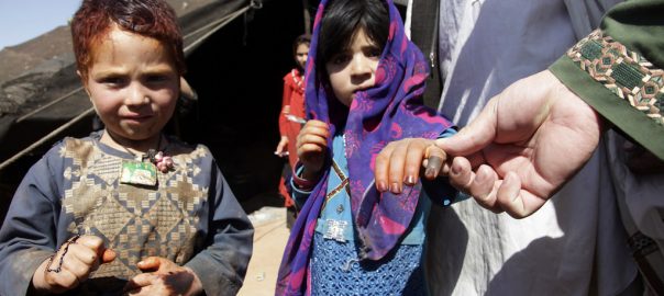 No Afeganistão, 40% das crianças com idade prevista para frequentar o ensino fundamental não estão adquirindo educação formal. Foto: UNAMA / Fraidoon Poya