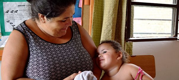 Mãe e filha em centro de cuidado infantil no Uruguai. Foto: ONU Mulheres/Agostina Ramponi