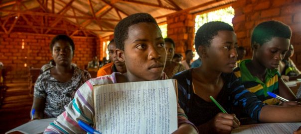 O estudante burundiano Mmane Alini, de 17 anos, faz anotações durante aula na escola Hope, no campo de refugiados de Nduta, na Tanzânia. Foto: ACNUR/Georgina Goodwin