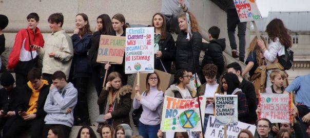 Em Westminster, no Reino Unido, jovens em protesto na última sexta-feira (15) por ações climáticas urgentes. Foto: Flickr (CC)/Rox
