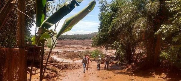 Barragem de rejeitos da mineradora Vale se rompeu em janeiro de 2019 e atingiu a cidade de Brumadinho (MG), deixando mais de 200 mortos. Foto: Corpo de Bombeiros/MG