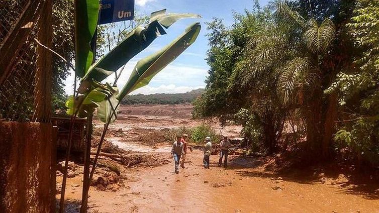 Barragem de rejeitos da mineradora Vale se rompeu em janeiro de 2019 e atingiu a cidade de Brumadinho (MG), deixando mais de 200 mortos. Foto: Corpo de Bombeiros/MG