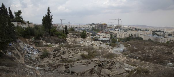 Escombros das casas palestinas demolidas em Beit Hanina, em Jerusalém Oriental, com vista para o assentamento de Pisgat Ze'ev. Foto: UNRWA/Marwan Baghdadi