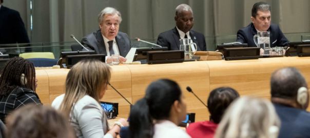 O secretário-geral da ONU, António Guterres (à esquerda), informa a reunião da Assembleia Geral sobre suas prioridades para 2020 e para o trabalho da Organização. Foto: ONU/Mark Garten