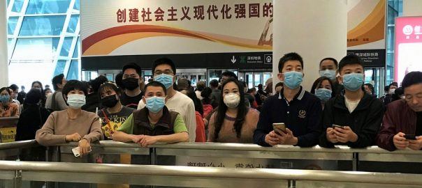Pessoas usam máscaras enquanto aguardam nos portões de chegada do Aeroporto Internacional Bao'an de Shenzhen, na China. Foto: ONU/Jing Zhang