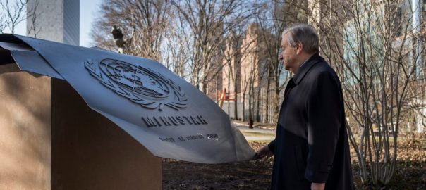 O chefe da ONU visitou o memorial intitulado "A Breath" (um suspiro), que saiu de Porto Príncipe e agora fica na sede da ONU no centro de Manhattan. Foto: ONU